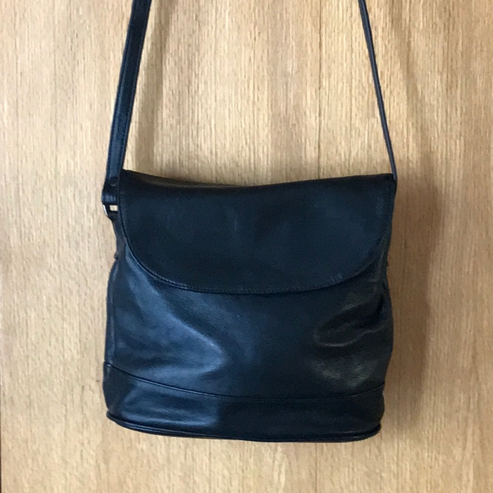 Perlina black leather crossbody bag flap top purse adj strap classic style EUC